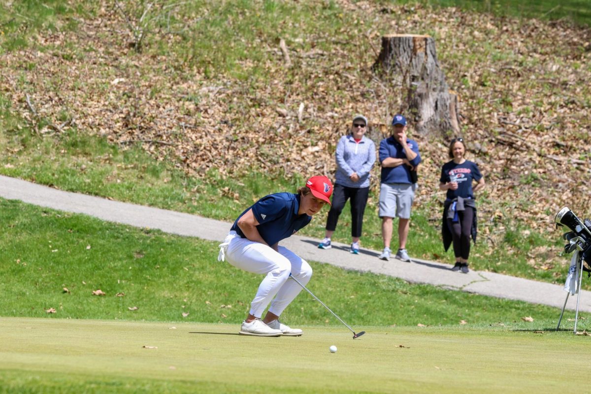 Ben Biskupski draining a putt 